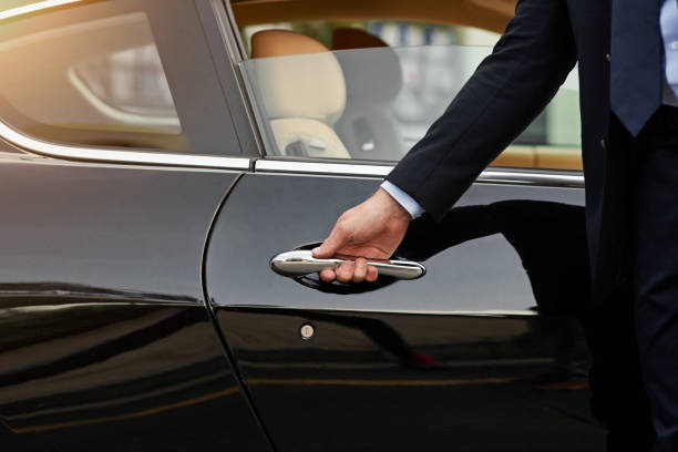 Is-a-Chauffeur-Worth-It-for-Airport-Transfers-featured